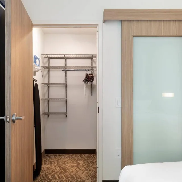 جناح بسرير كينج مع سرير سحّاب إضافي مع أريكة لذوي الإعاقة، SpringHill Suites by Marriott Cape Canaveral Cocoa Beach 8/10