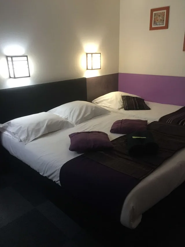 غرفة قياسية بسرير مزدوج وسريرين منفصلين، Kyriad Direct Saintes 8/10