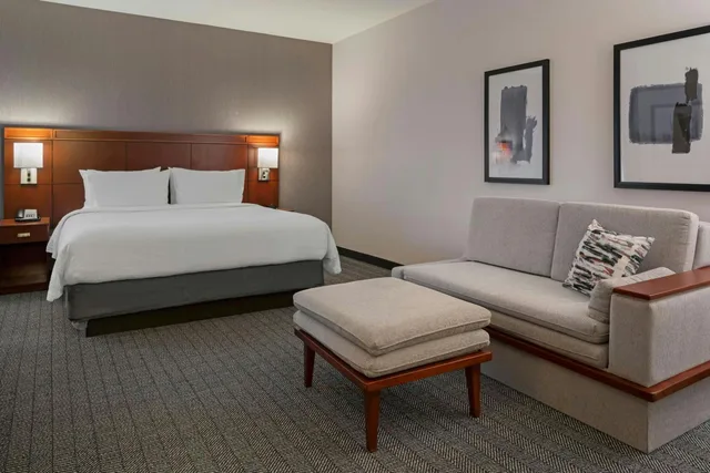 جناح سوبيريور بسرير كينج بغرفة نوم واحدة مع أريكة، Courtyard Long Beach Airport 1/2