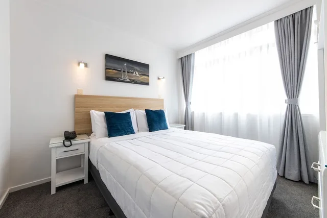 جناح ديلوكس بسرير كوين وسرير فردي بإطلالة على الحديقة بغرفة نوم واحدة بمطبخ صغير، Aarangi Motel 3/6