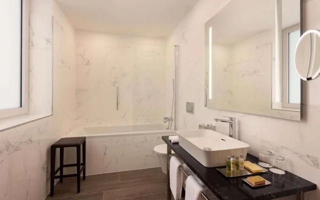 1 Bedroom, Deluxe, Suite, Villa, King Bed, Sea View، Hilton Rijeka Costabella Beach Resort and Spa 3/6