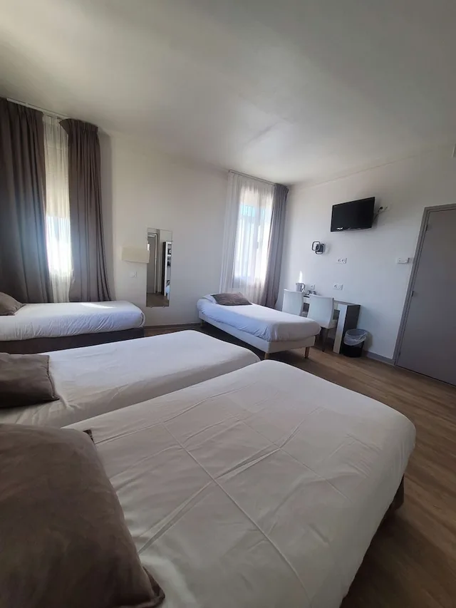 غرفة بسرير مزدوج وسريرين منفصلين، Kyriad Orange Centre 3/10