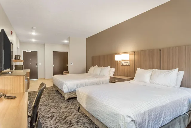 غرفة قياسية بسرير كينج وسرير كوين بشرفة مع أريكة لذوي الإعاقة، Best Western Plus Zion Canyon Inn & Suites 1/10
