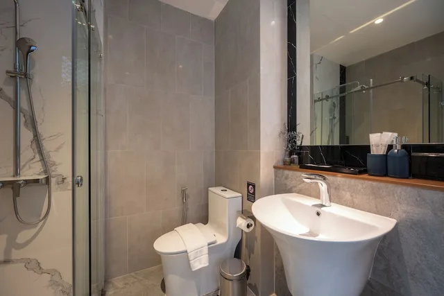 غرفة ديلوكس بسرير كينج بإطلالة على المسبح بشرفة، SHAN Villas Sukhumvit 6/6