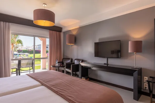 غرفة بسريرين منفصلين بإطلالة على المسبح، Vila Gale Praia 6/10