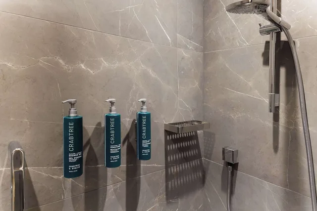 جناح بسريرين مزدوجين مع أريكة، DoubleTree by Hilton London Victoria 10/10