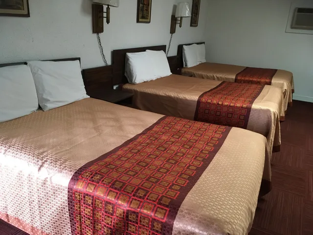 Family, 1 Single and 3 Double Beds, Kansan Motel 2/5