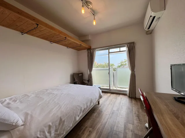 غرفة بسرير مزدوج بحمام خاص بمطبخ صغير، 365Base Outdoor Hostel 1/2