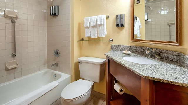 غرفة بسرير كينج مع أريكة، Best Western Plus Richmond Airport Hotel 8/8