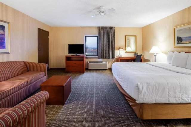 غرفة تنفيذية بسرير كينج، La Quinta Inn by Wyndham Detroit Southgate 8/10