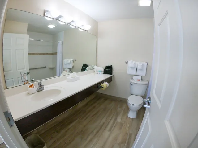 غرفة قياسية بسريرين كوين لذوي الإعاقة، Capt Hiram S Resort 6/6