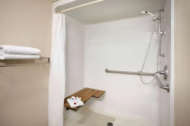 غرفة بسرير كينج لذوي الإعاقة، Travelodge by Wyndham Dexter 5/5
