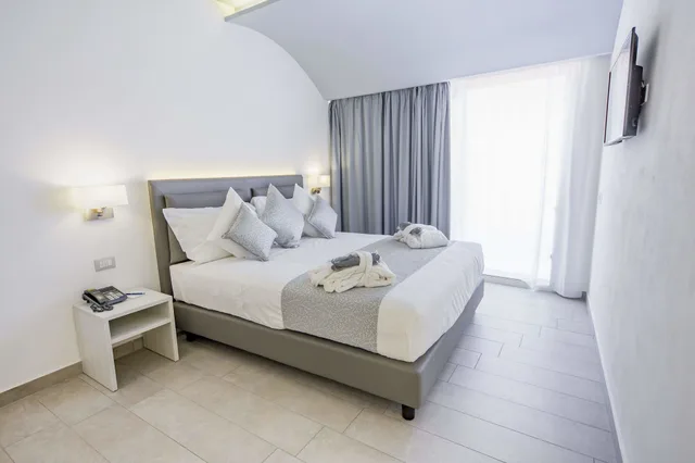 Deluxe, Queen Bed, Ossuna Bay Hotel Boutique 2/4