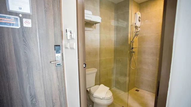 غرفة ديلوكس ثلاثية بسرير مزدوج وسرير فردي، B2 Hat Yai Premier Hotel 5/8