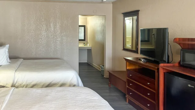 غرفة بسريرين كوين للمدخنين بمطبخ، Motel 6 Williamston, NC - Highway 17 2/6