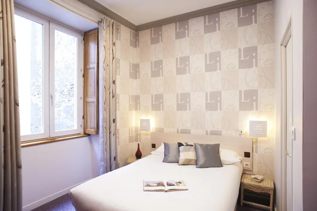 غرفة ثلاثية، Hôtel Duquesne 5/10