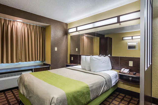 1 Queen Bed - Mobility Access Tub Ste Nsmk، Motel6 Canton GA 1/6