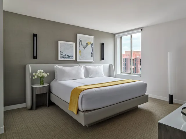 Deluxe, King Bed, Balcony, Accessible, One Washington Circle DC, Tapestry Collection by Hilton 2/5