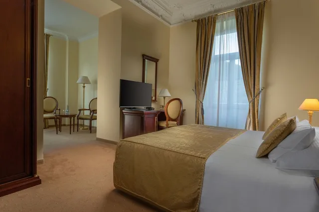 جناح عائلي بسرير كينج، Savoy Westend Hotel 1/2