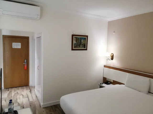 غرفة ديلوكس بسريرين منفصلين بإطلالة على المسبح بغرفة نوم واحدة، IRIS HOTEL 2/4