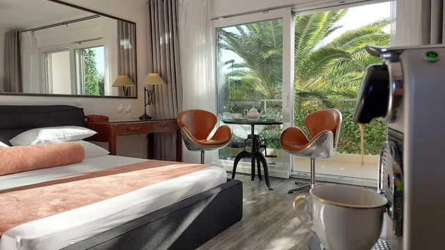 غرفة بريميوم بسرير كوين بشرفة بإطلالة جزئية على البحر، Refresh Boutique Apartments 4/10
