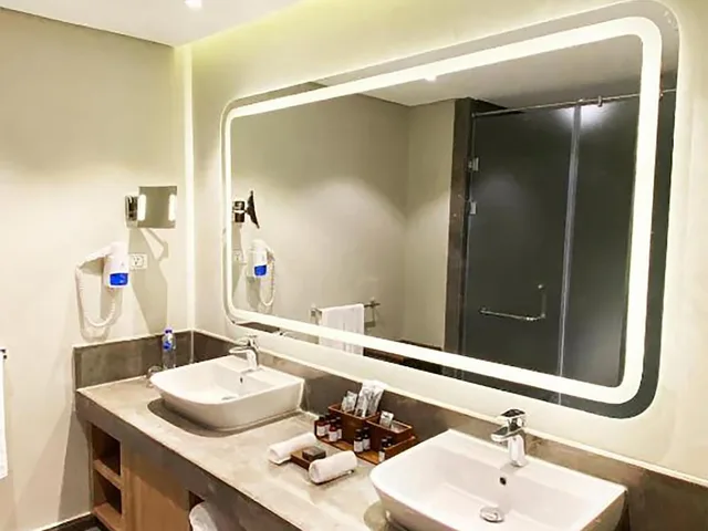 جناح بسرير كينج بإطلالة على الحديقة مع أريكة، Rixos Premium Magawish Bay View 3/6