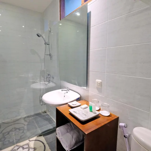 غرفة بسرير مزدوج بإطلالة على المسبح، The Nalaya Hotel & Resto 8/8