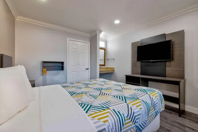 جناح ديلوكس بسرير كوين، Motel6 South Gate, CA 1/10