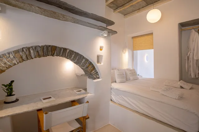 2 Bedrooms, Mini, Luxury, Suite, 2 Queen Beds, Sofa, Jetted Tub، Living Theros Luxury Suites 3/3
