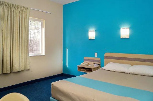 Room, Queen Bed, Motel6 Peterborough, ON 4/7