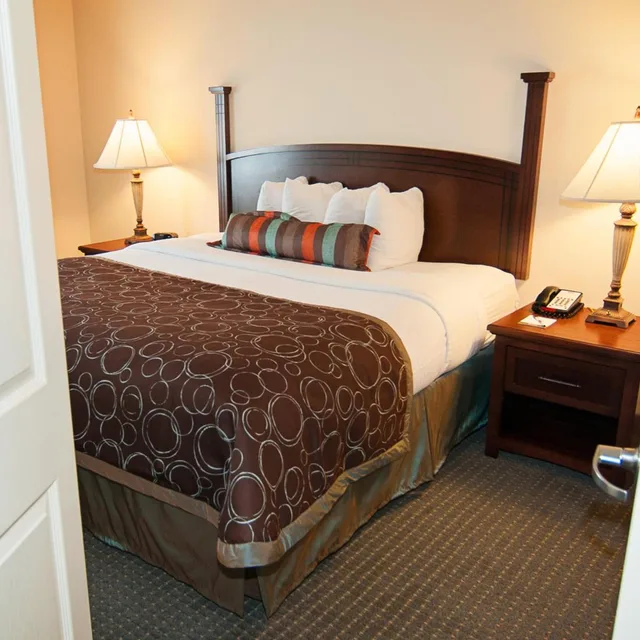 جناح بسرير كوين بغرفة نوم واحدة مع أريكة، Staybridge Suites Wichita 3/9