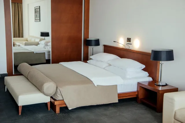 جناح تنفيذي بسرير كينج بإطلالة على البحر مع أريكة، Avala Resort and Villas 3/4