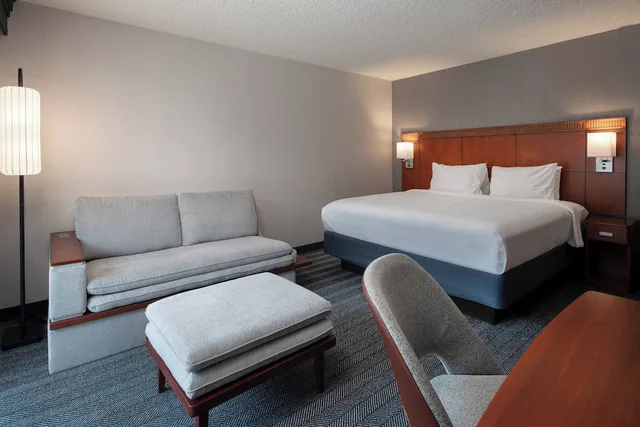 غرفة بسرير كينج مع أريكة لذوي الإعاقة، Courtyard By Marriott Fresno 1/6