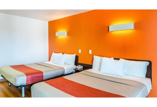 2 Queen Beds - Mobil Access Tub Nsmk Micfridg، Motel6 Cleveland, TX 4/8