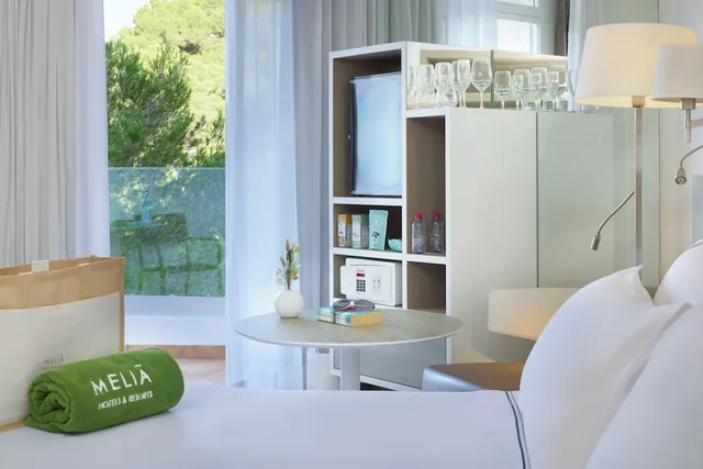 Connecting, Queen Bed, Sofa, Melia Cala Galdana 6/7
