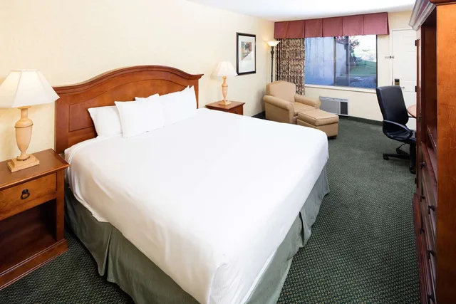 غرفة بسرير كينج، Red Lion Hotel Pendleton 1/4