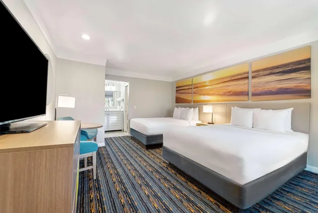 Efficiency, 2 Queen Beds، Days Inn by Wyndham San Diego Hotel Circle 1/10