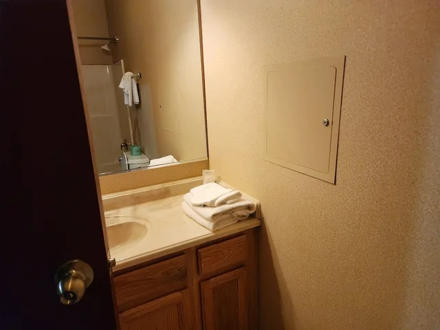 جناح بسرير كينج وسرير كوين بغرفتي نوم مع أريكة، Days Inn by Wyndham Luray Shenandoah 7/9