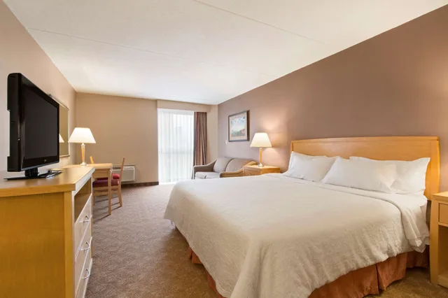 غرفة قياسية بسرير كينج بجاكوزي، Days Inn By Wyndham Niagara Falls Near The Falls 1/10