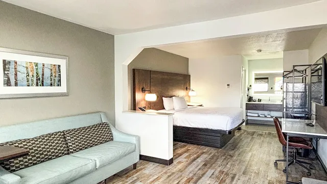 1 King Bed - Suite, Nsmk, Sofa Bed, Micfridge، Studio6 Suites Richland, MS / Jackson 1/7