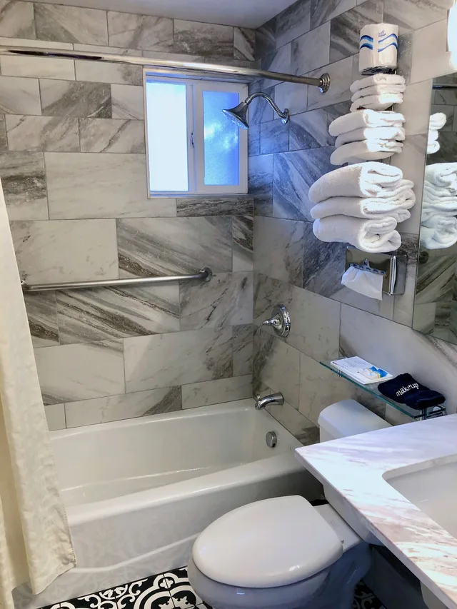 Room, 1 Single and 2 Queen Beds, Top Floor، Tyrolean Lodge 8/9