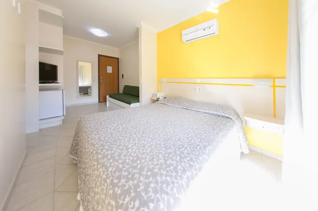 غرفة قياسية رباعية بسرير مزدوج بشرفة مع أريكة، Bombinhas Praia Apart Hotel - Unidade Bombas 5/8