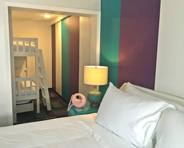 غرفة بسرير كينج وسرير بطابقين، Hotel Zed Kelowna 1/2