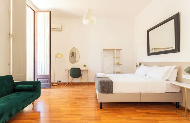 غرفة كومفورت بسرير كينج بحمام مشترك، Hostal Siscinc - Adults Only 1/8