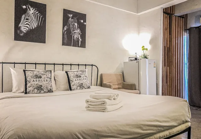 غرفة قياسية بسرير كينج، De Lit Hotel 1/5