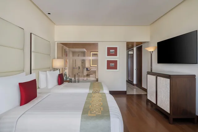 غرفة بسريرين منفصلين بإطلالة على البحر، The Oberoi Mumbai 2/10