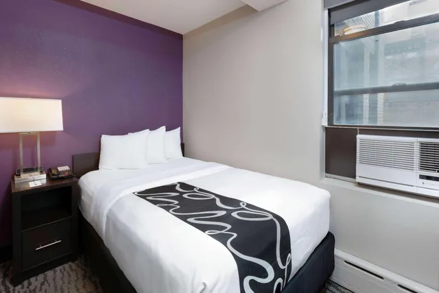 غرفة ديلوكس بسرير مزدوج بإطلالة على المدينة، La Quinta Inn & Suites by Wyndham New York City Central Park 2/2