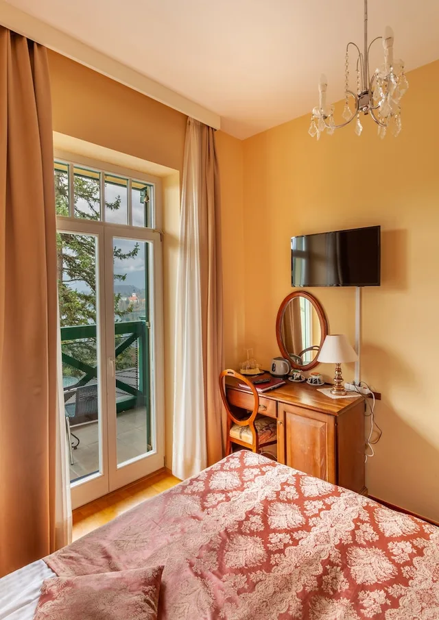 غرفة بسريرين منفصلين بإطلالة على البحيرة بشرفة، Hotel Triglav Bled 5/7