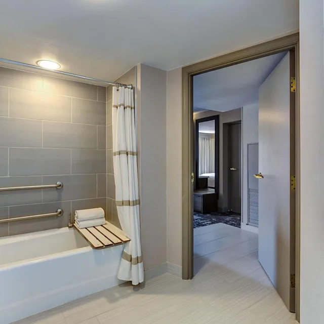 غرفة بسرير كينج وسريرين كوين مع أريكة، Marriott Dallas Las Colinas 3/3