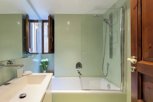 شقة بسرير كوين وسرير فردي مع أريكة، Rome Accommodation - Coronari 9/10